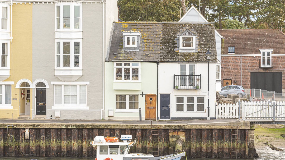 Weymouth Cottage | Harbour's Edge - Beautiful cottage located directly on Weymouth's harbourside.