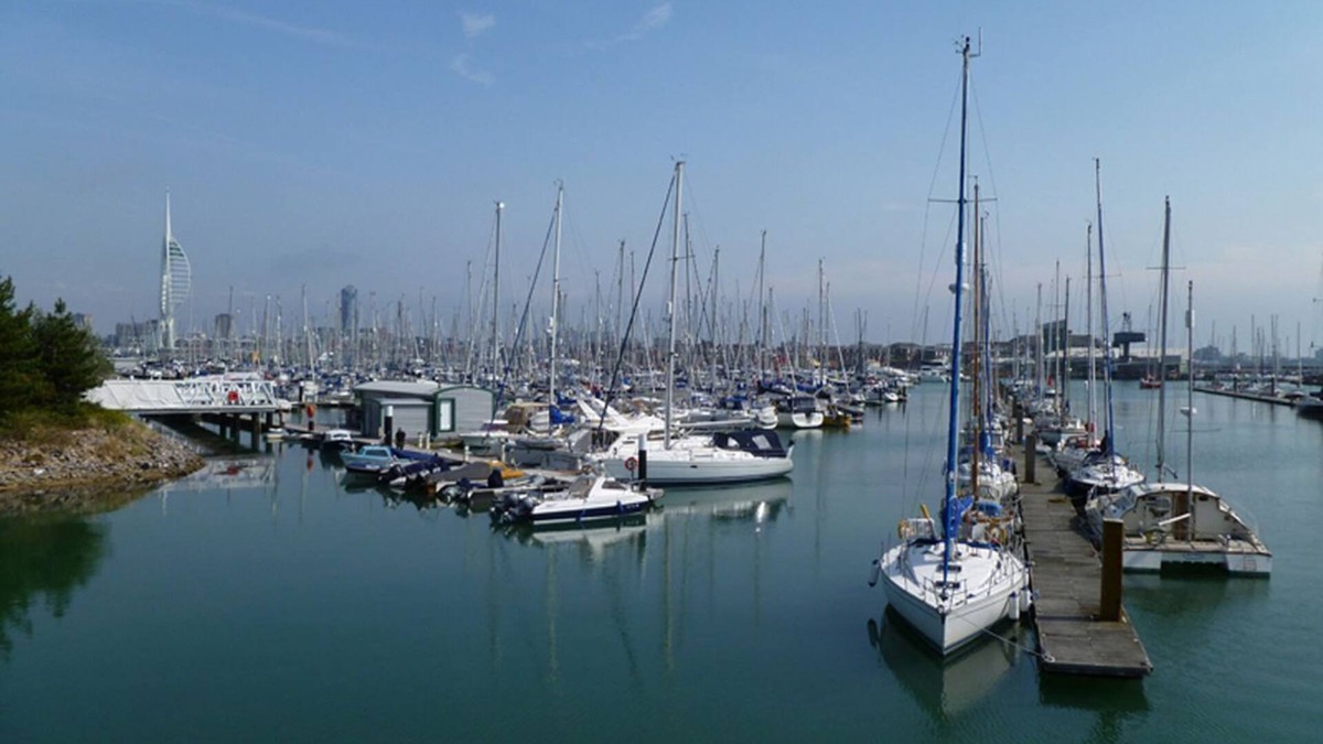 Gosport Cottage | Harbour View 4 - an apartment that sleeps 8 guests in 4 bedrooms
