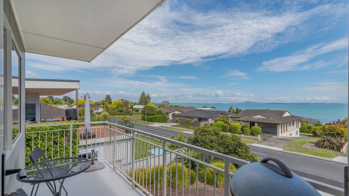 Maraetai House | Harbour View - Maraetai Holiday Home