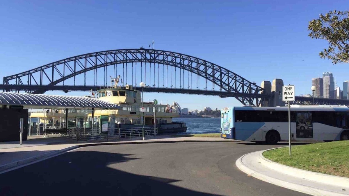 McMahons Point Apartment | Harbourside 45 spacious affordable studio in Harbourfront location