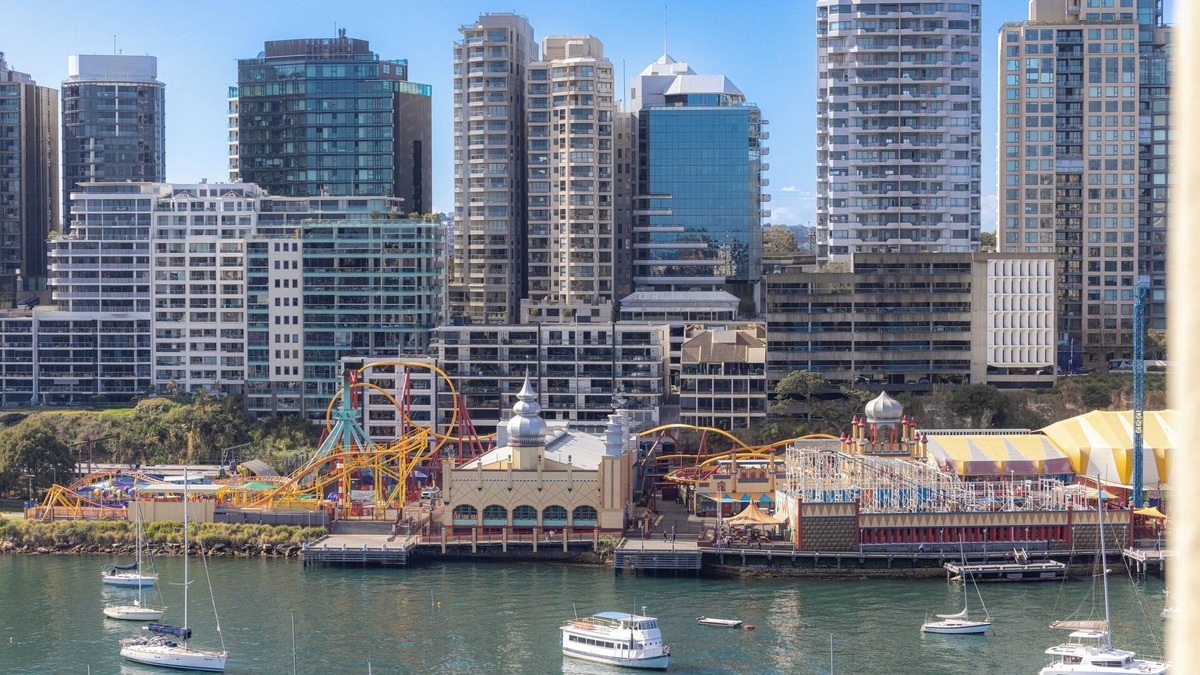 McMahons Point Apartment | Harbourside 79 - Holiday special with Luna Park and Berry Bay views
