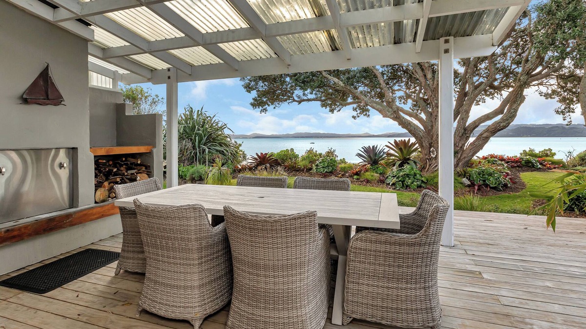 One Tree Point House | Harbourside Views - One Tree Point Holiday Home