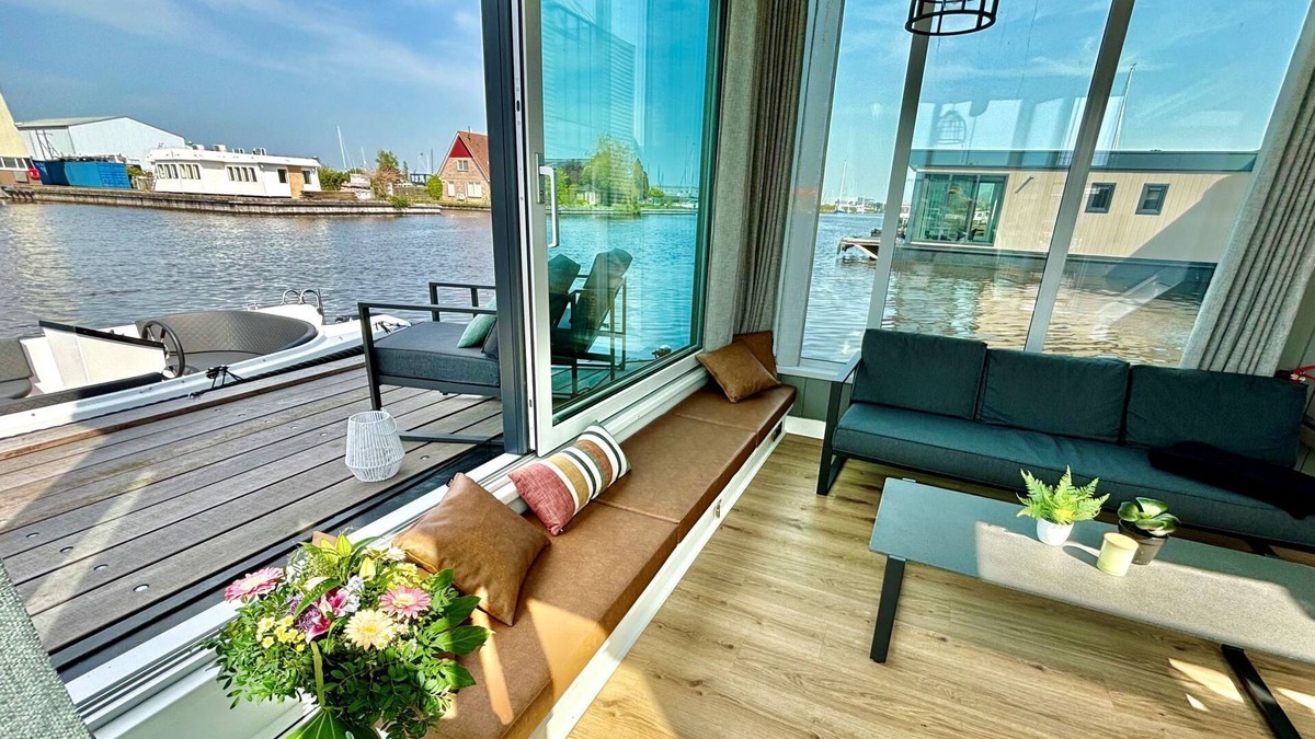 Woudsend House | Harboursuite Woudsend incl. motorboot by Interhome