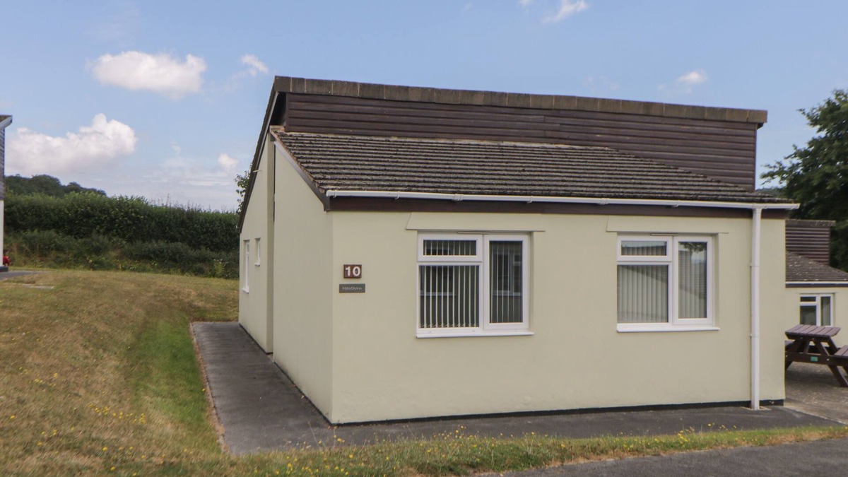 Heligan Cottage | HARCOMBE HOUSE BUNGALOW 10, family friendly, with pool in Chudleigh