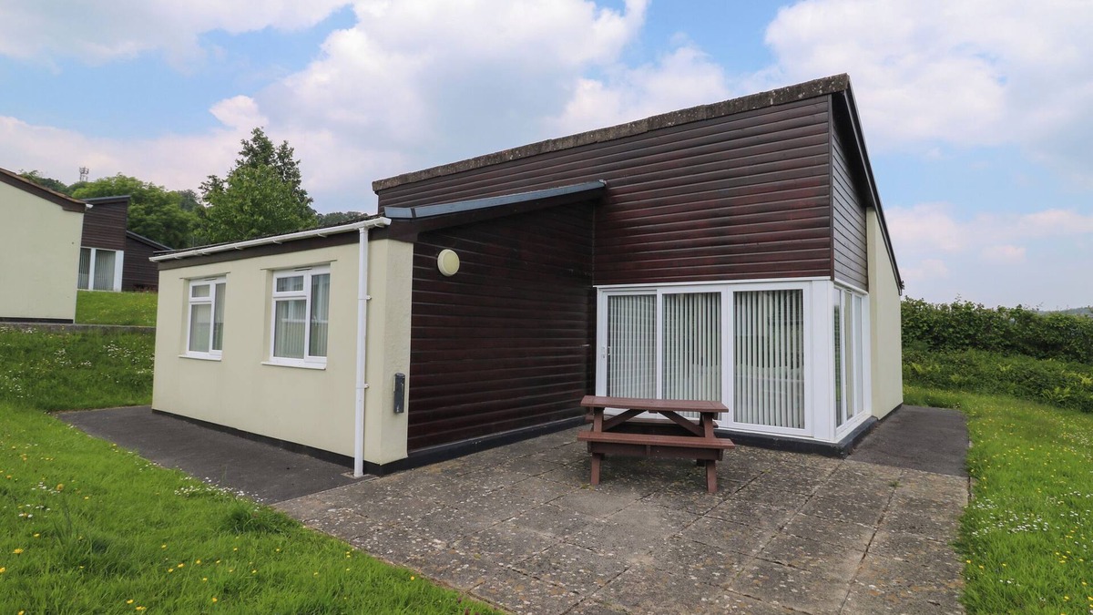 Heligan Cottage | HARCOMBE HOUSE BUNGALOW 11, family friendly, with pool in Chudleigh
