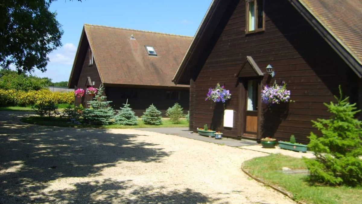 West Stour Ski Chalet | Hardy Chalet Scandinavian style chalet on working dairy farm