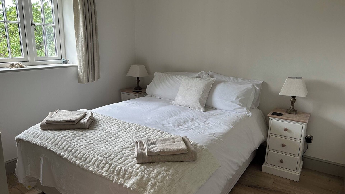 Dorchester Cabin | Hardy’s View, beautiful property set in a walled garden with 3 acres of land