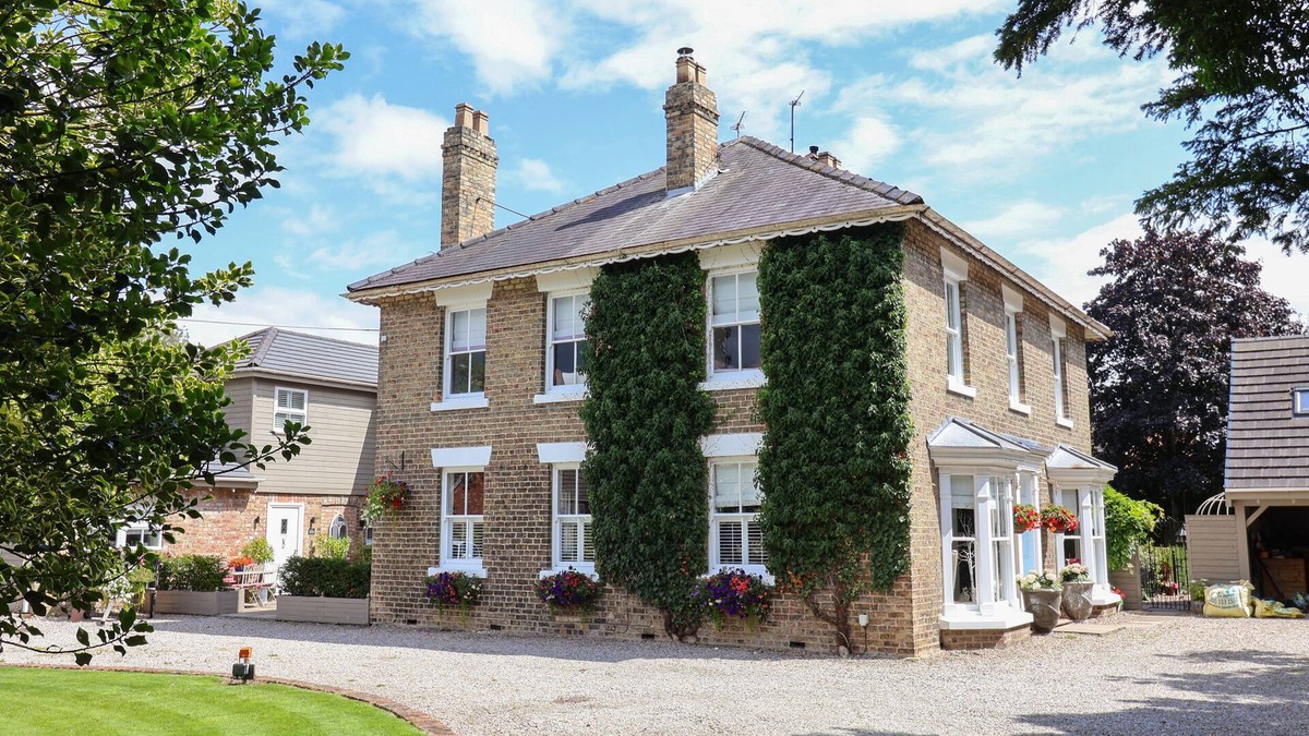 Holme-on-Spalding-Moor House | HARFORD HOUSE, pet friendly, with hot tub in Holme-On-Spalding-Moor