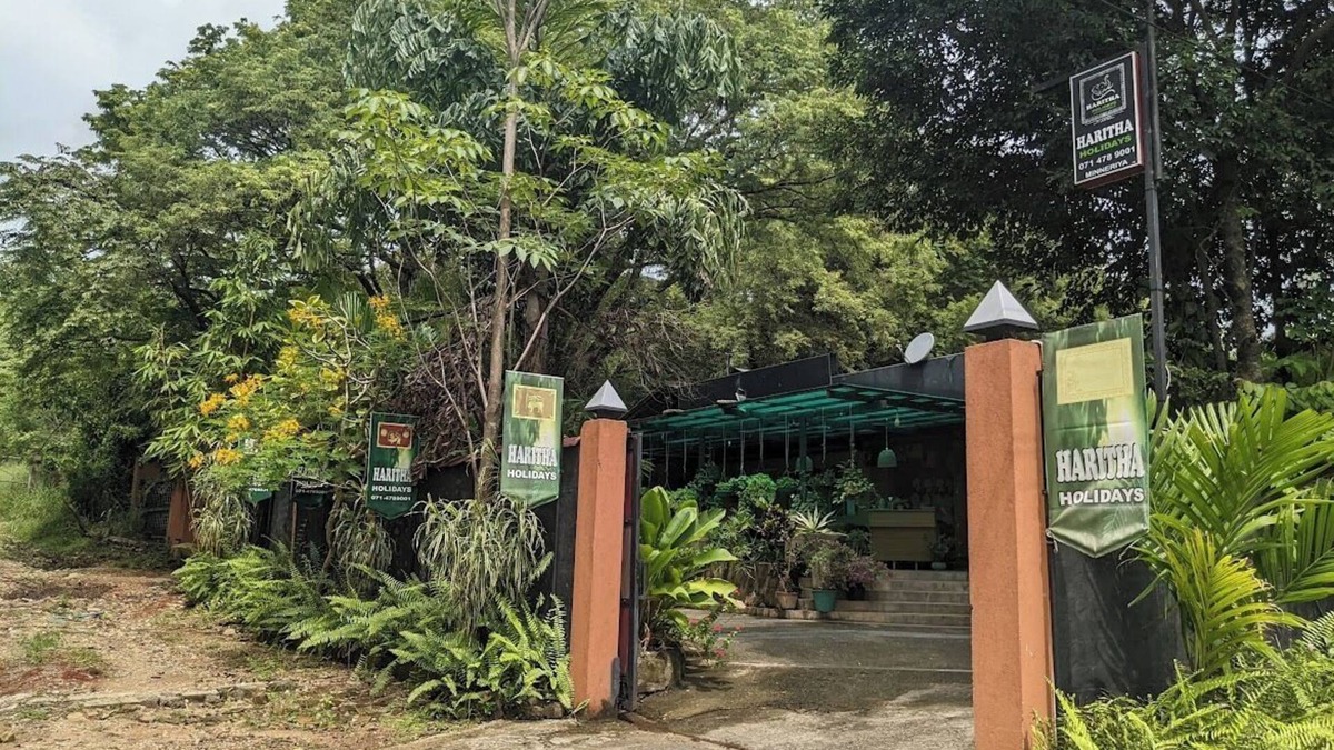 Minneriya Hotel | Haritha Holidays - Rooms & Restaurant