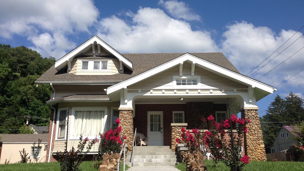 Dayhoit House | Harlan, KY GuestHouse 300 Vacation/Weddings/Events (Cole Mansion)