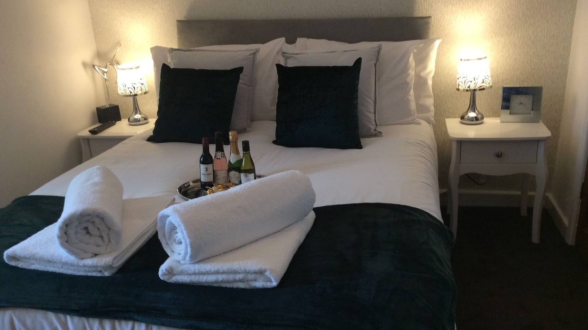 Riverside Apartment | Harlech Suite @ Inn Cardiff