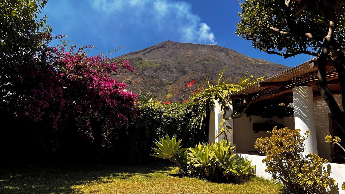 Piscita House | Harmonic House, garden, volcano, swimming pool, sea.