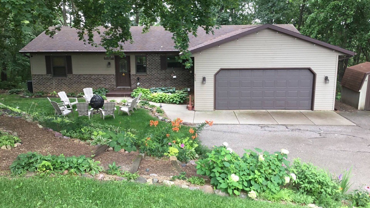 Baraboo House | Harmony House, spacious 5-bedrooms in downtown Baraboo near Devil's Lake Park