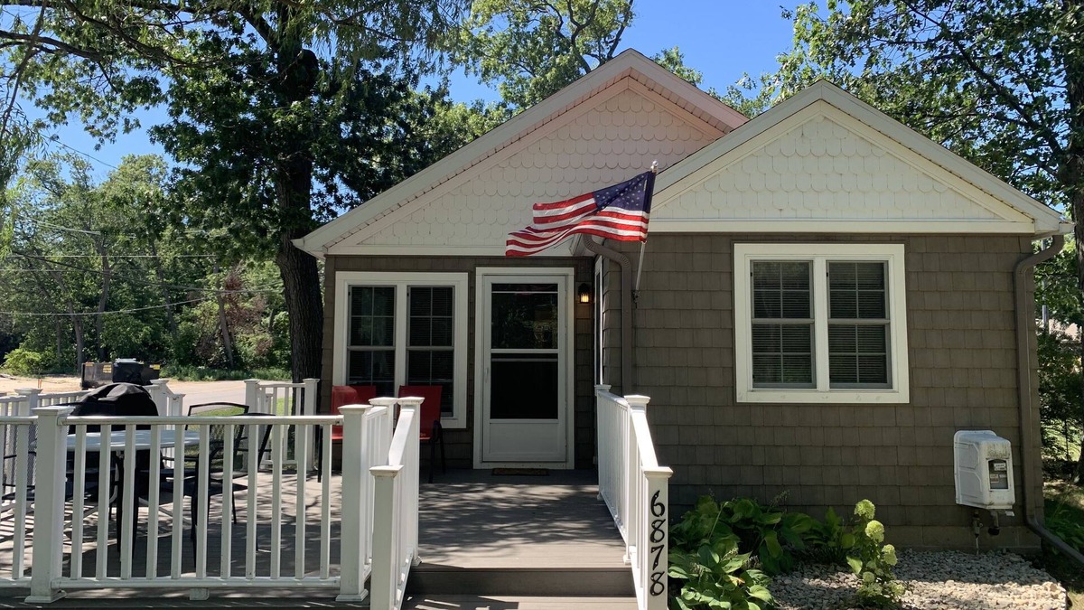 Caseville Cottage | Harper’s Hangout- Cute, cozy Caseville cottage!