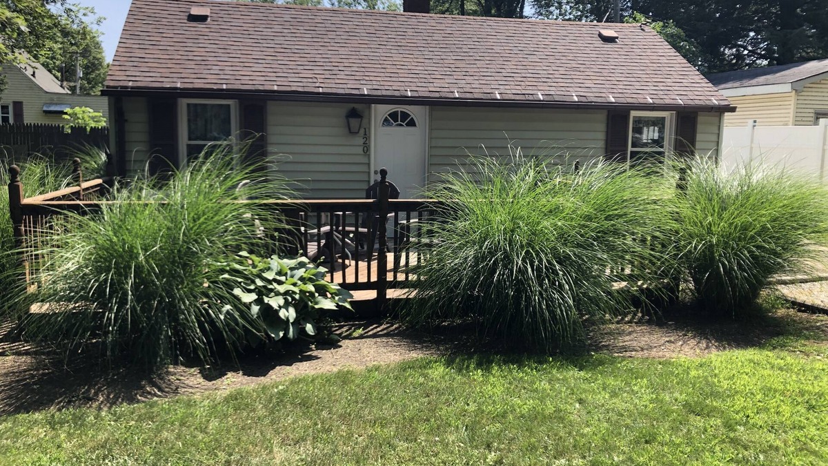 Ashtabula Cottage | “Harrah’s Hideaway” Lake Shore Park 2brm Cottage. Public Boat Ramp & Beach