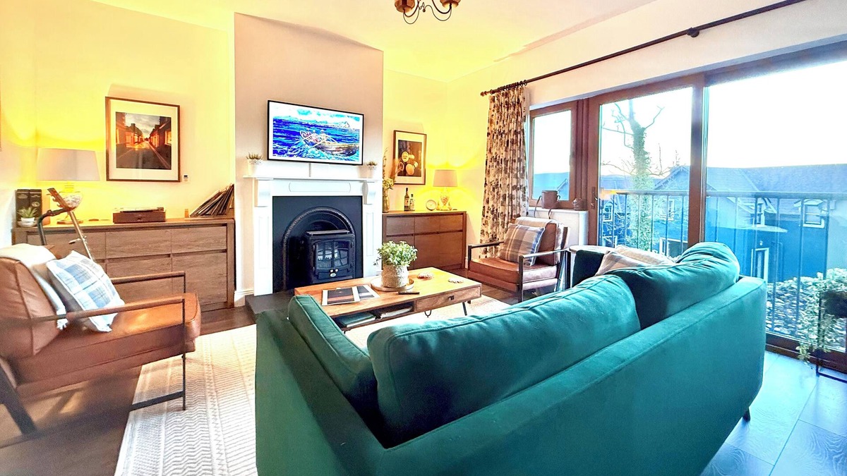 Dingle House | Harriet's Cottage. Chic & Cozy, Walk Everywhere!