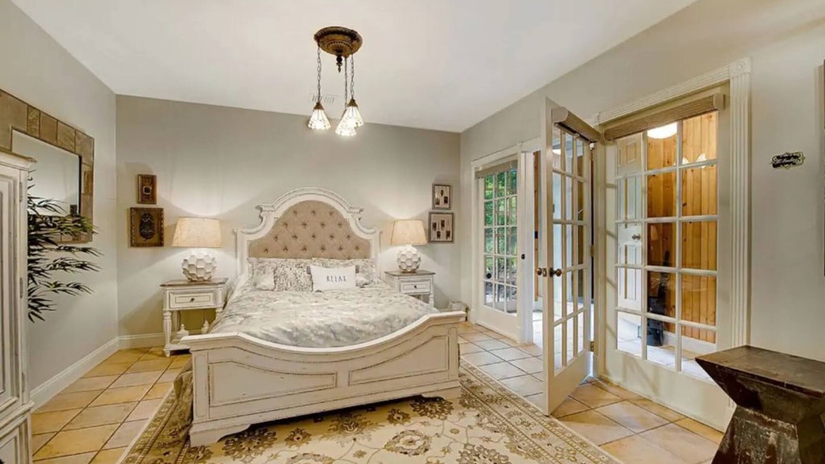 Elizabethtown House | Harriet Tubman Hideaway at Moonstone Manor