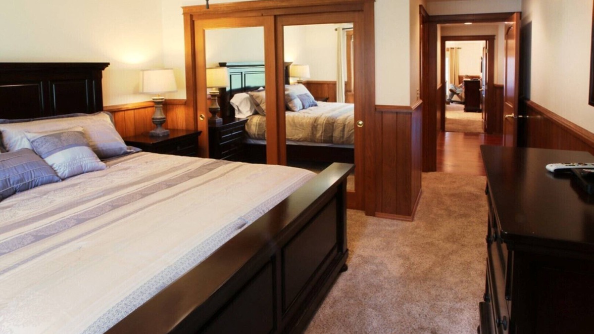 Klamath Lake House | Harriman Springs Resort Cabin 1 - A Vacation House with Accommodations & Views