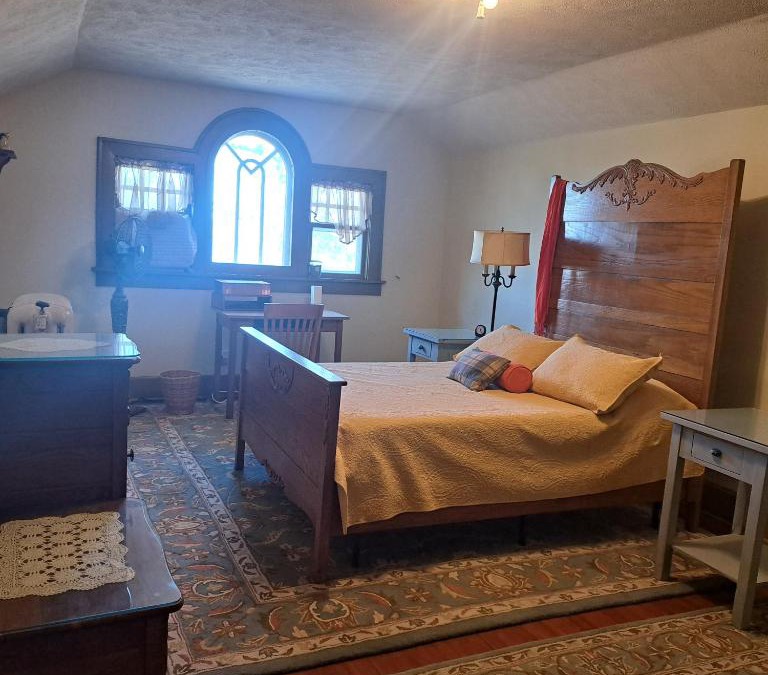 Terre Haute Bed & Breakfast | Harriott House, The Gallery Forest Room