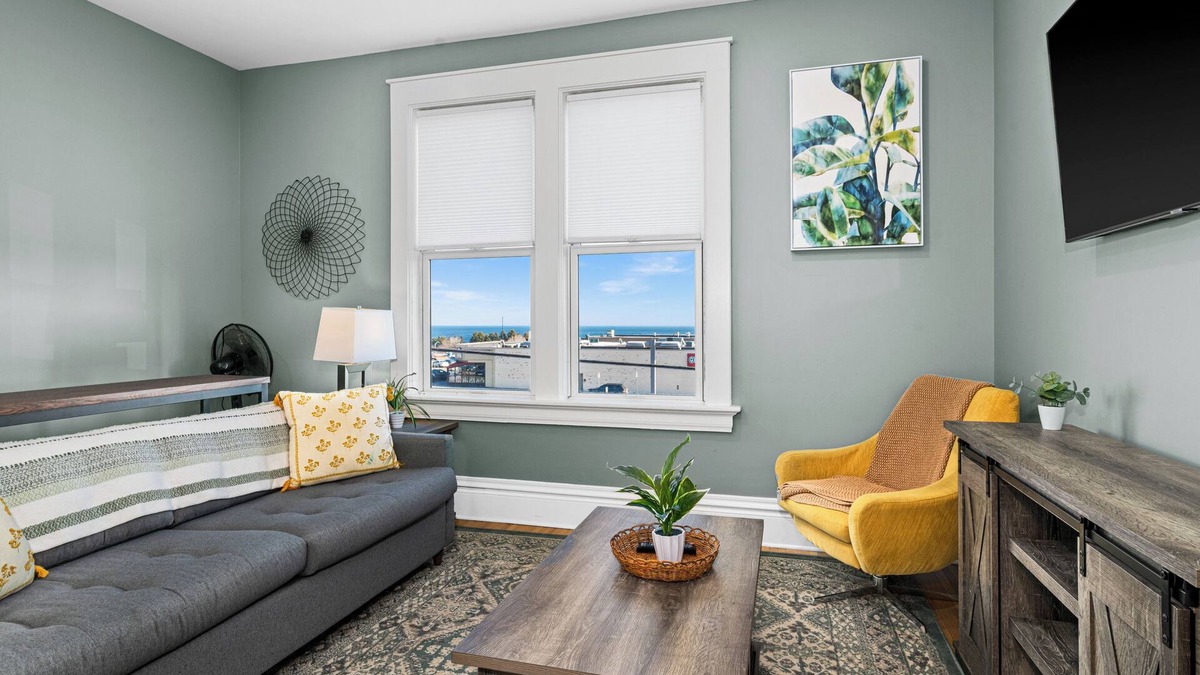 East Hillside Apartment | Harris House | Suite 4 | On Medical Campus
