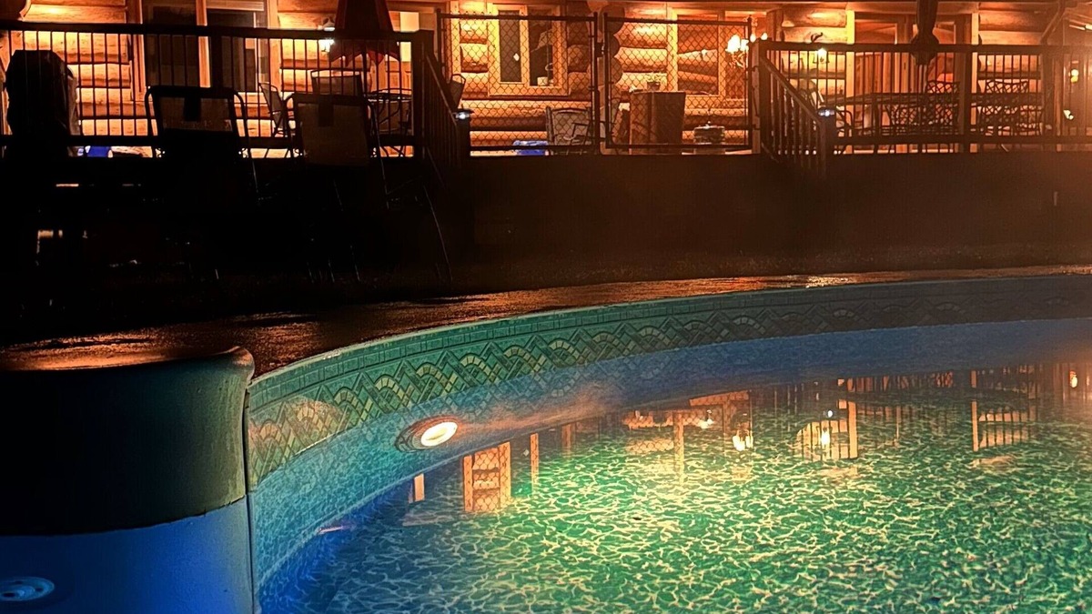 Kent Ski Chalet | Harrison Oak Chalet/5 minutes to Harrison Lake, with game room & deck