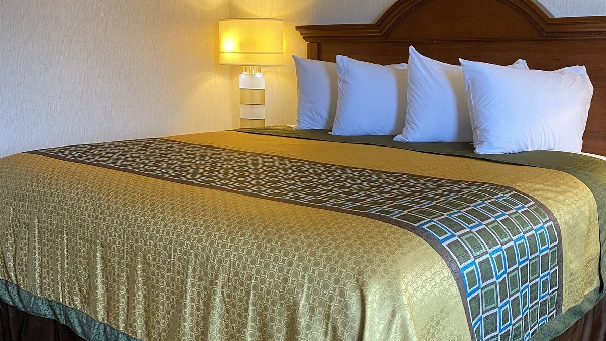 Harrisonville Hotel | Harrisonville Inn & Suites