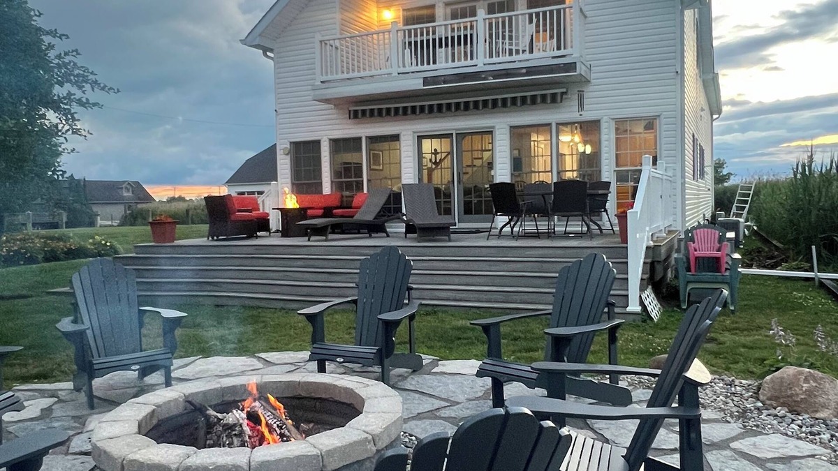Harsens Island House | Harsens Island Home Sleeps 12 with Freighter Views and Hot Tub