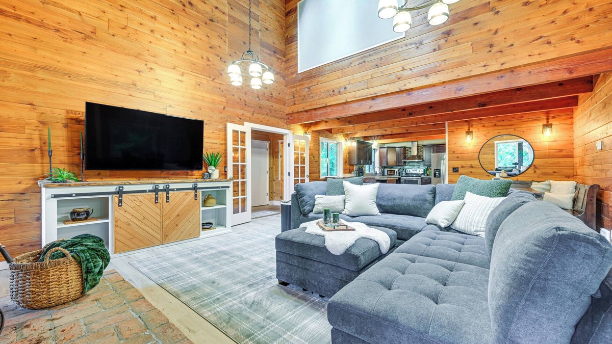 Burley House | Harstine Island Home w/Hot Tub & Beach Access!