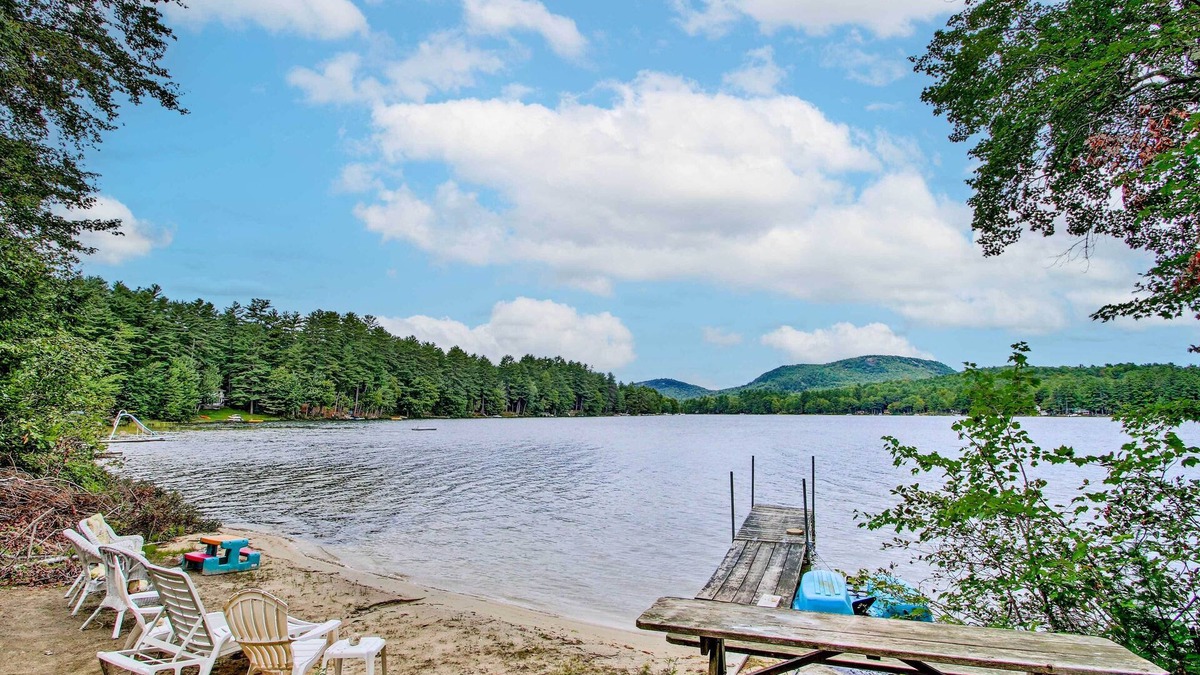 Hartford Cottage | Hartford Cottage w/Private Beach on Bear Pond!