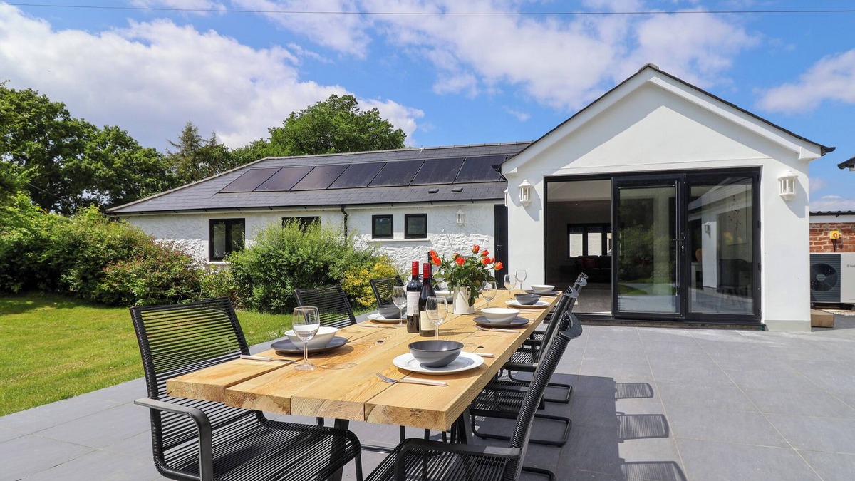 Axminster Cottage | HARTGROVE FARM BUNGALOWS, pet friendly, with open fire in Musbury