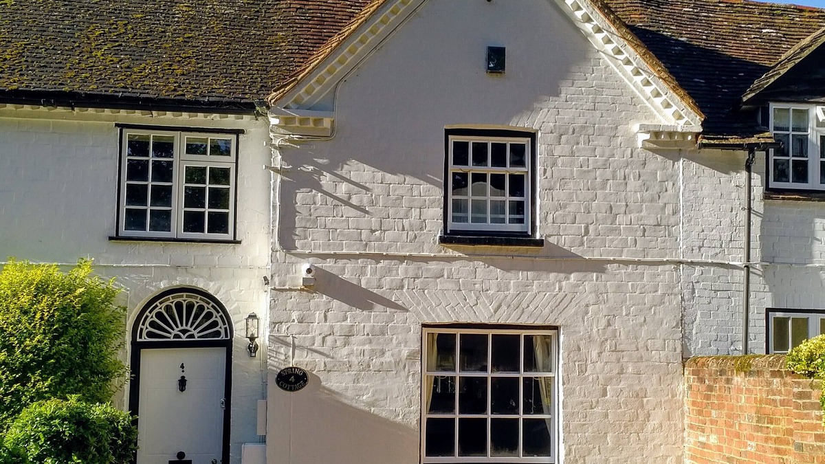 Hartley Wintney Cottage | Hartley Wintney - Charming Cottage in Village/Wood Burning Stove/Parking/Wifi