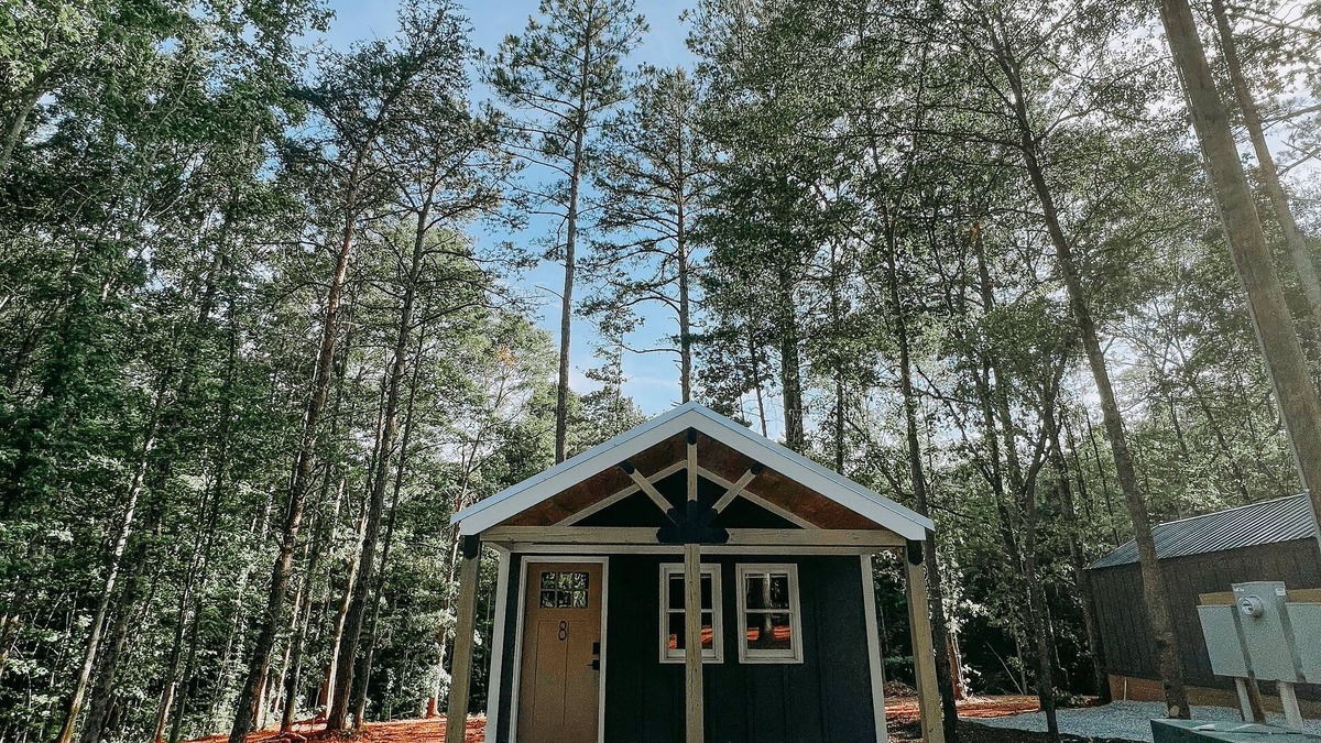 Hartwell RV Rental | Hartwell Cabins and RVs is located in the serenity of the woodlands! This newly built 450 sq