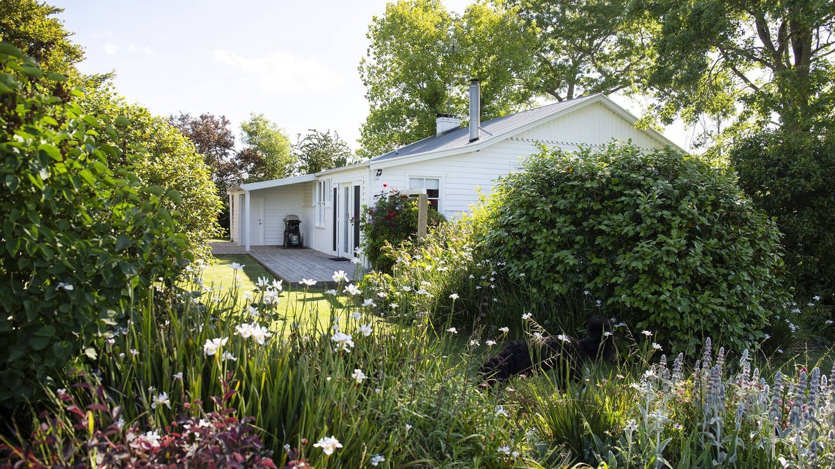 Badger Creek Cottage | Harvest House @ Harvest Farm - Idyllic cottage surrounded with mountain views.