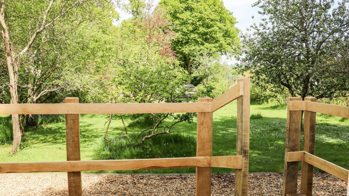 Staplefield Cottage | HARVEST LODGE, pet friendly, with a garden in Bolney