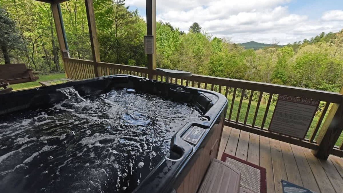 Ridgeline Vistas Cabin | Harvest Moon- View, dog friendly, hot tub, firepit