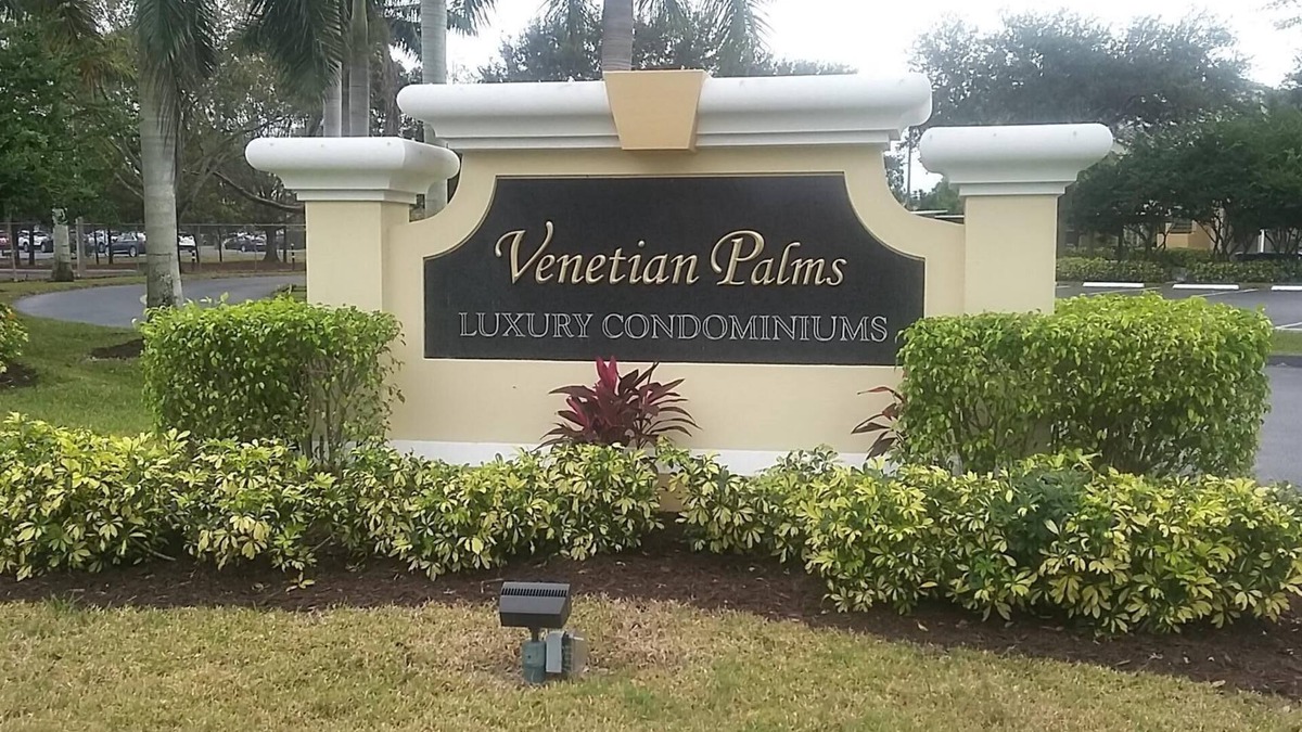 Villas Condo | Has 2 Pools, Right Off The 41 Close To Many Restaurant's…ground Floor