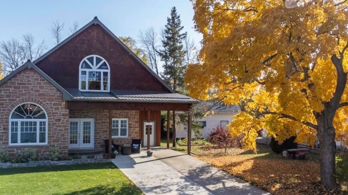 Hastings House | Hastings Haven-Spacious house, waterfront view, public beach, hot tub, & kayaks!