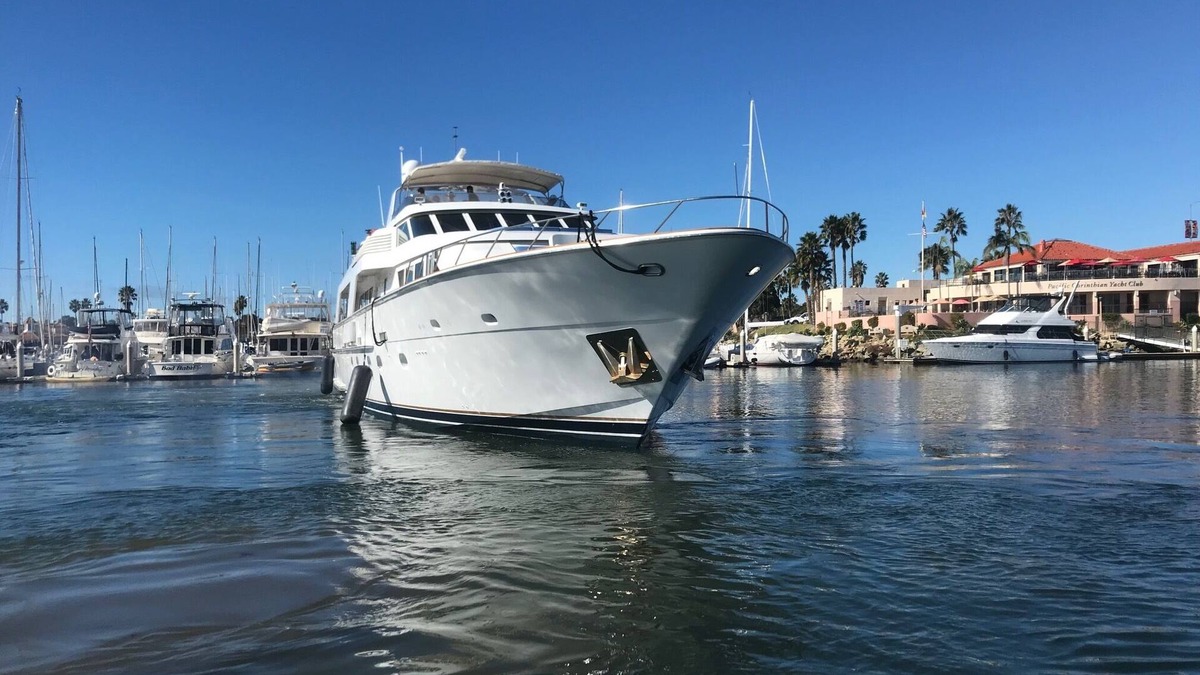 Pebble Beach Boat Rental | Hatteras 113 Yacht - Traveling The CA Coast