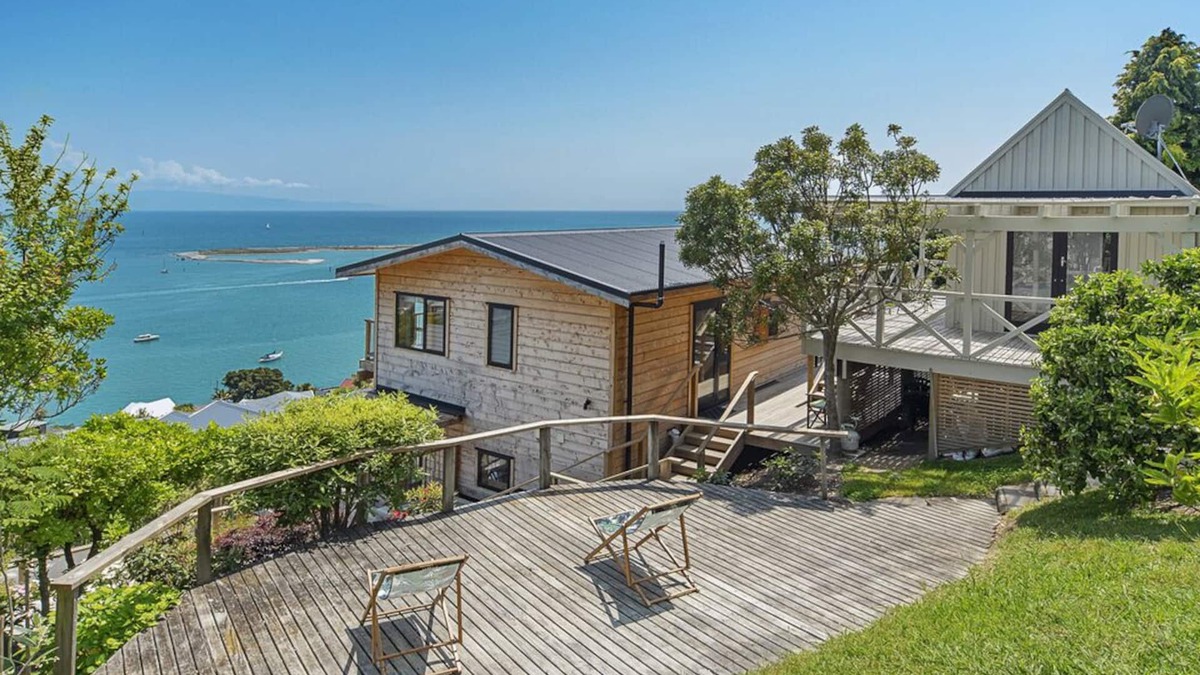 Stepneyville House | Haulashore Views - Nelson Waterfront Vacation Home