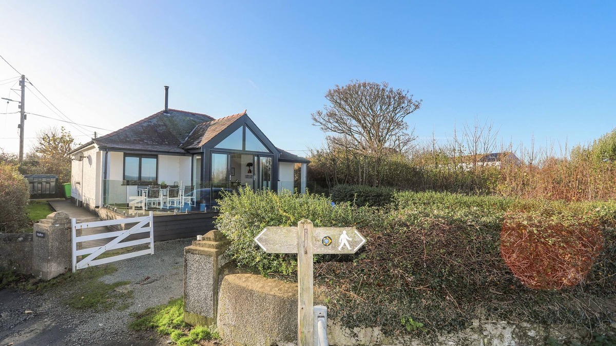 Moelfre House | HAULFRYN, pet friendly, with a garden in Moelfre