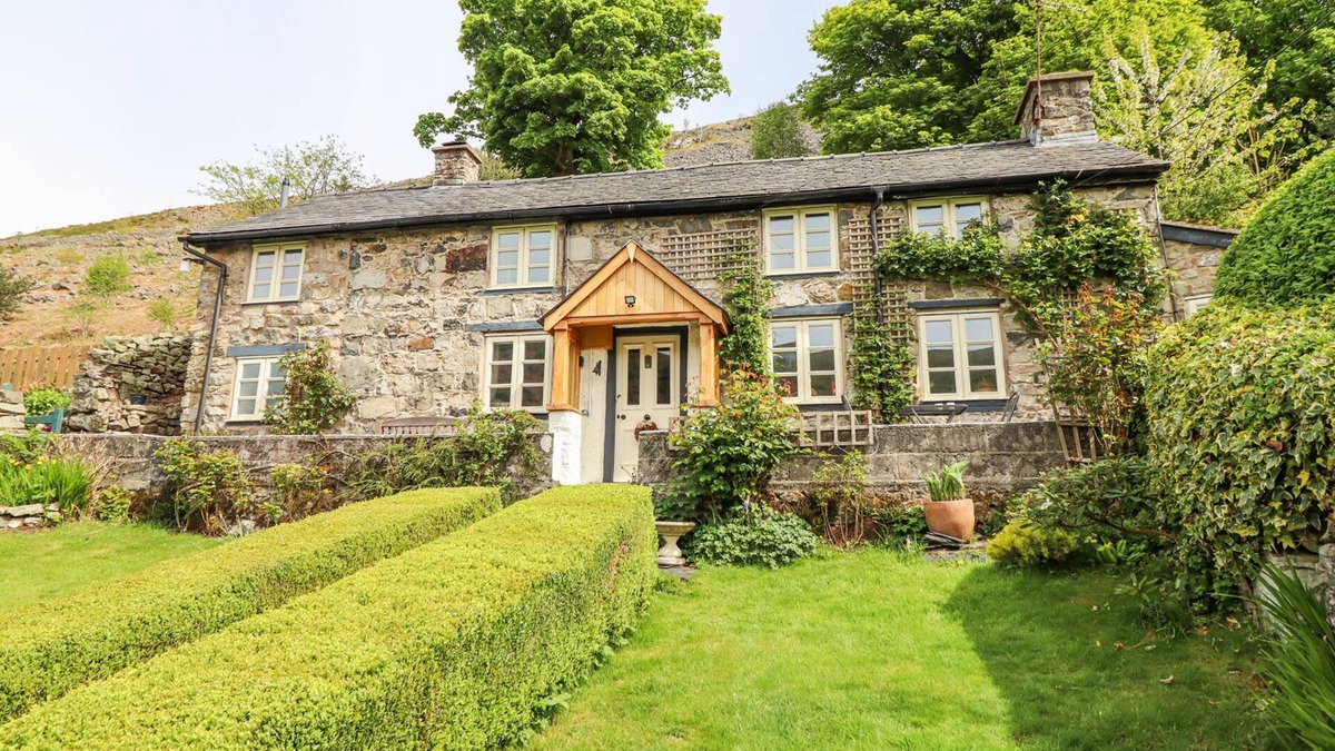 Llangynog Cottage | HAULFRYN, pet friendly, with open fire in Llangynog