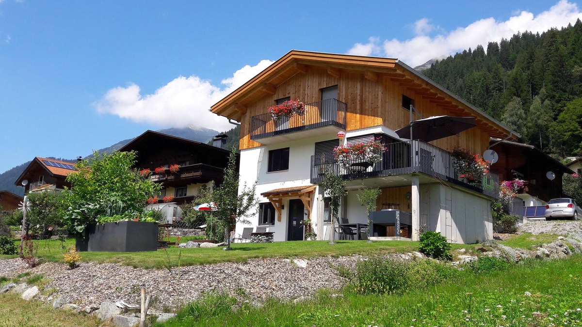 Gortipohl Apartment | Haus Carmen, family-friendly 4 Edelweiss holiday apartment with BergePlus program