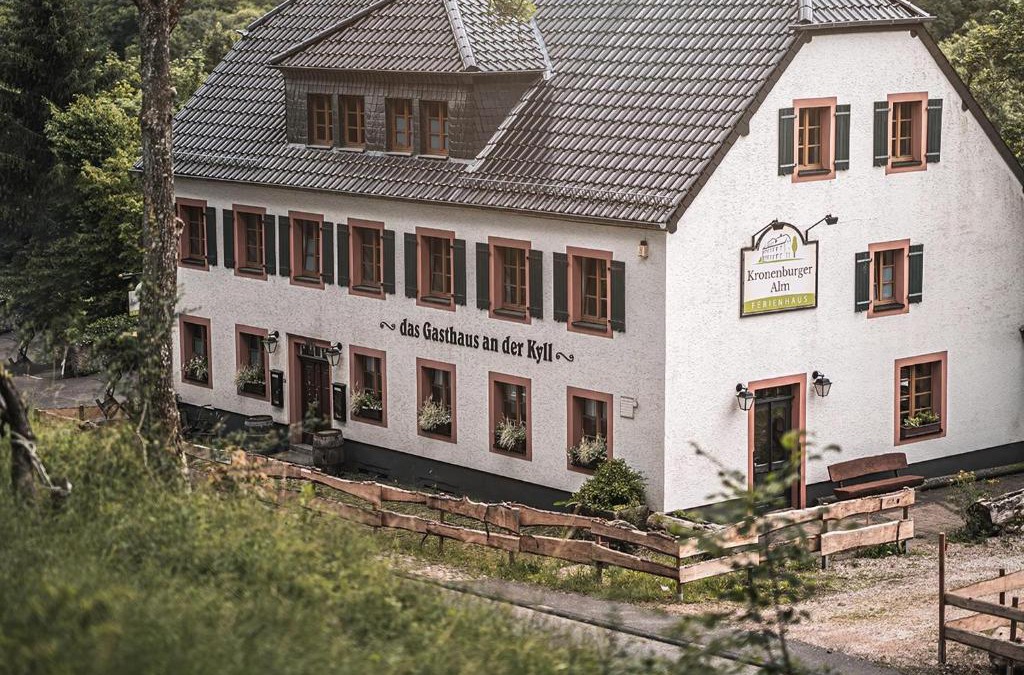 Kronenburg House | Haus Für 22 Personen Mit Außensauna Und Hottub