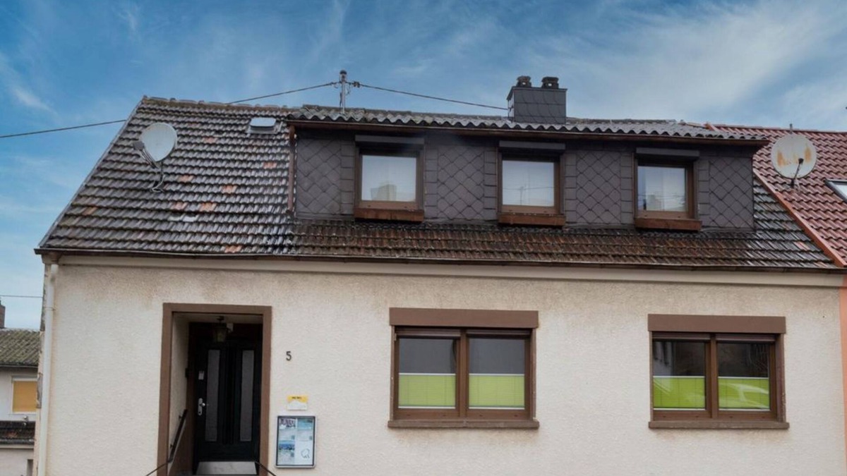 Wiebelskirchen Apartment | Haus Paula - vacation home, shower and bath, WC, 3 bedrooms