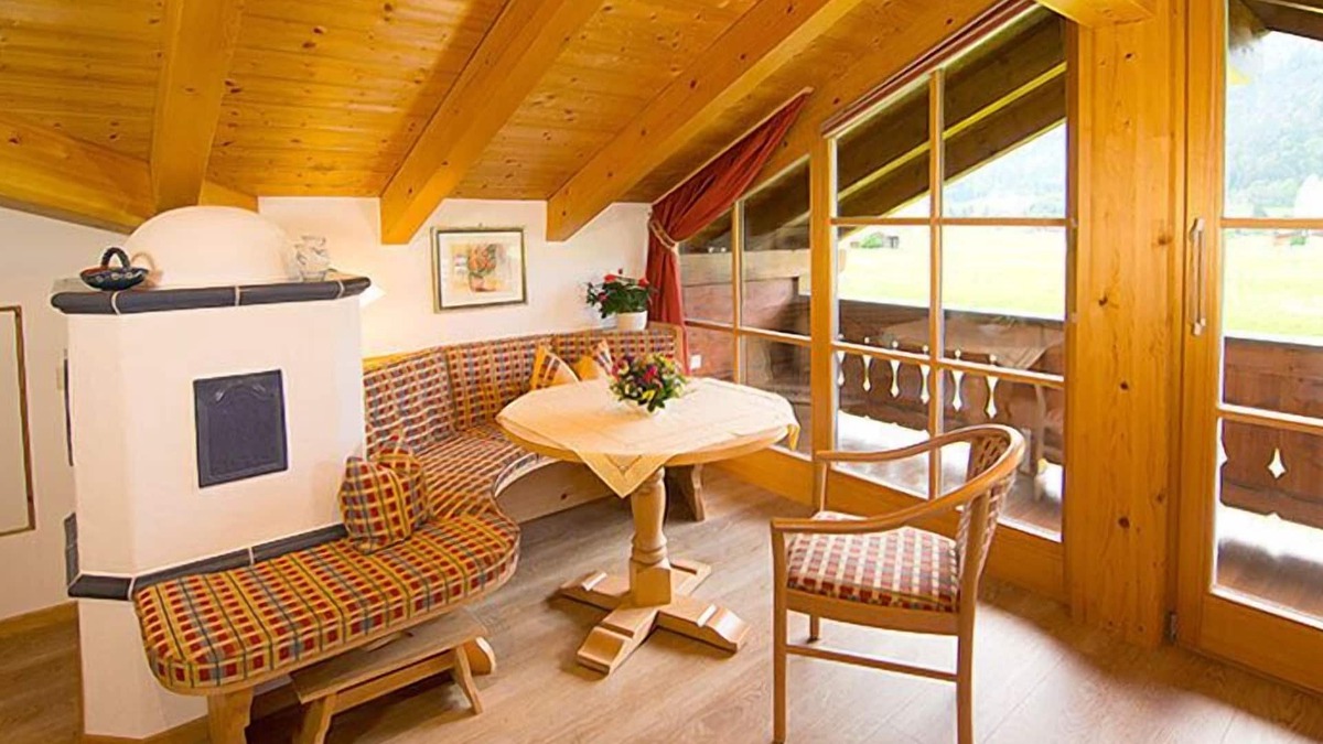 Groissenbach Apartment | Hausberg Zwei-Raum-Ferienwohnung, 46m², 2 Balkone, Sichtdachstuhl, Panoramafenster