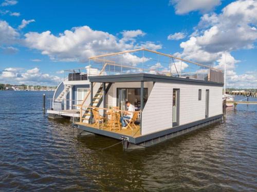Schleswig Boat Rental | Hausboot Aegir mit Dachterrasse in Schleswig am Ostseefjord Schlei