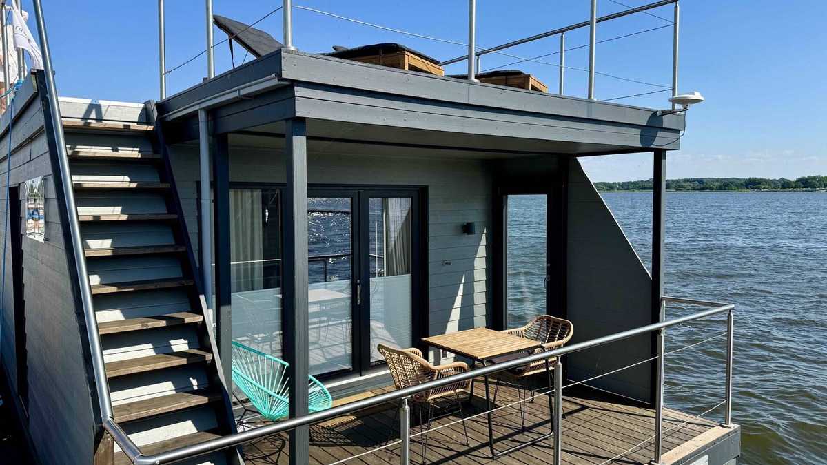 Schleswig Boat Rental | Hausboot Bikini für 4personen mit Großzügiger Dachterrasse am Ostseefjord Schlei