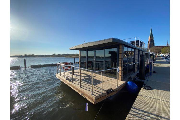 Schleswig Boat Rental | Hausboot Fjord Ankerplatz mit Biosauna in Schleswig