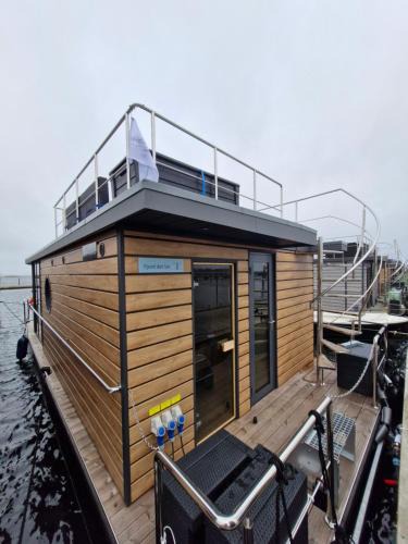 Wendtorf Boat Rental | Hausboot Fjord del Sol Solarboot mit Biosauna in Wendtorf