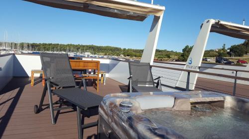 Vintijan Boat Rental | Hausboot - Floating House Sofia
